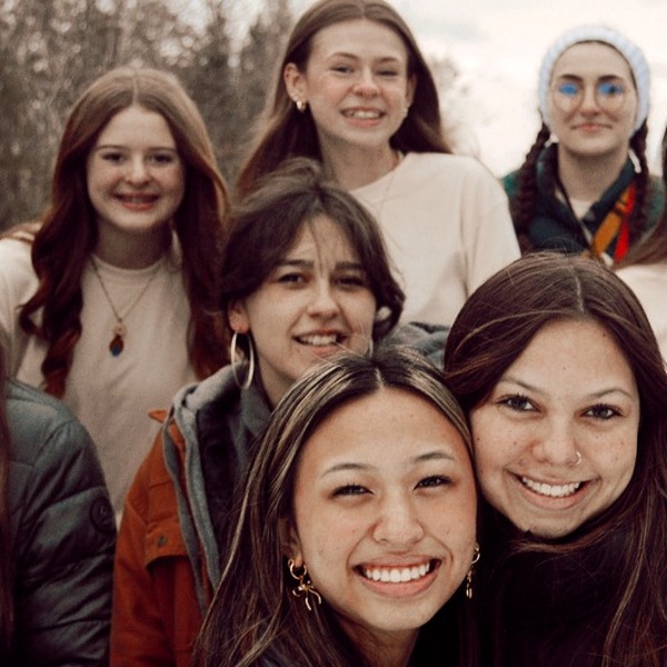 smiling big group of girl teenagers